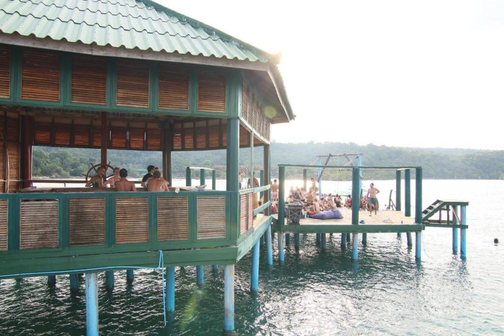 Mad Monkey Koh Rong Samloem Hostel Rongszanlöm-sziget Kültér fotó